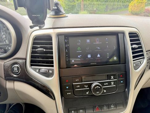 Used 2011 Jeep Grand Cherokee Laredo AWD/4WD image 13