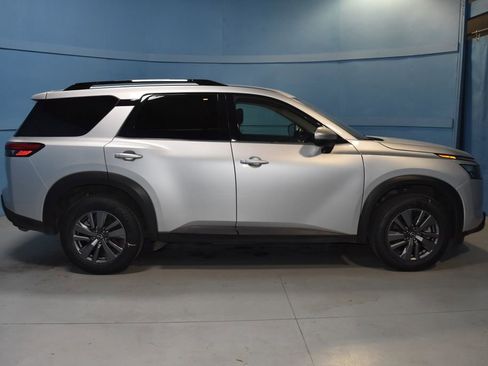 Certified 2025 Nissan Pathfinder SV image 21