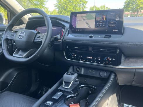 Certified 2025 Nissan Rogue Platinum FWD image 5