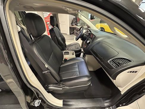 Used 2015 Chrysler Town & Country Touring image 37