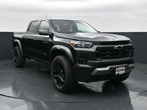 Used 2024 Chevrolet Colorado Trail Boss w/ Advanced Trailering Package AWD/4WD image 4