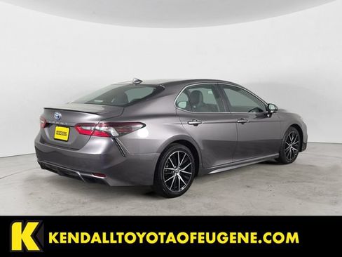 Used 2022 Toyota Camry SE FWD image 5
