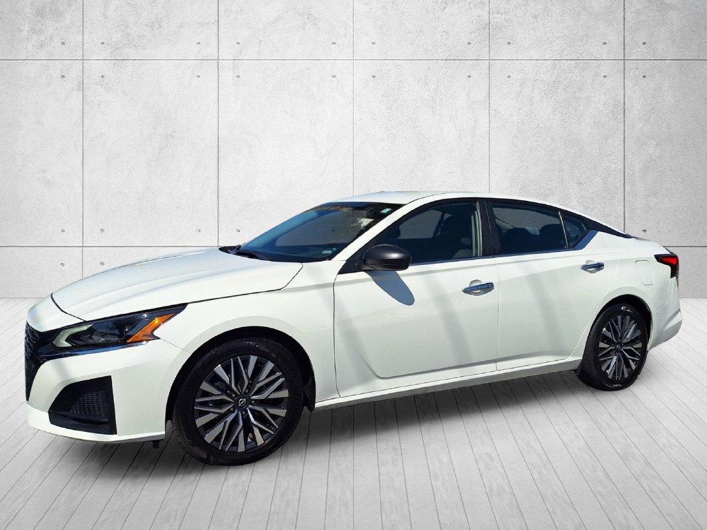 Used 2025 Nissan Altima 2.5 SV FWD image 1