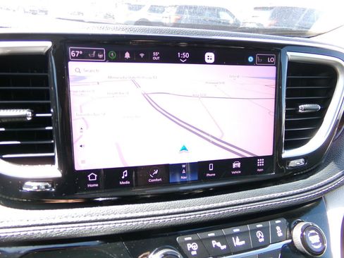 Used 2022 Chrysler Pacifica Limited FWD image 25