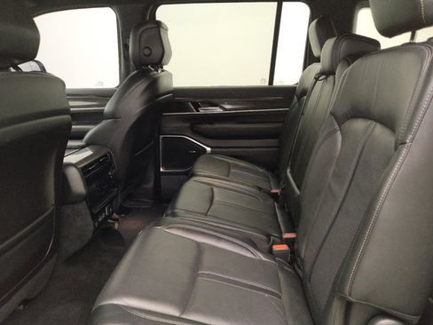 Used 2022 Jeep Wagoneer Series III AWD/4WD image 18