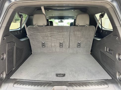Used 2022 Chevrolet Suburban LT w/ Luxury Package RWD image 15