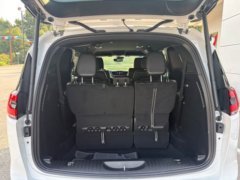 New 2027 Chrysler Pacifica Select FWD image 11