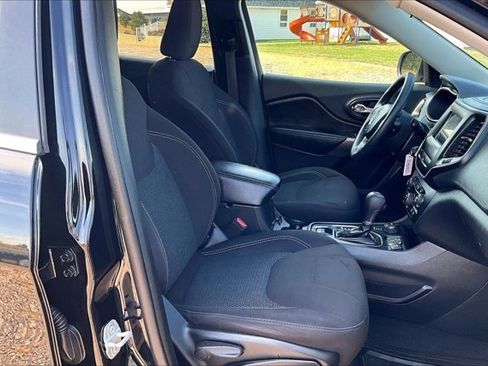 Used 2019 Jeep Cherokee Latitude w/ Popular Appearance Group AWD/4WD image 28