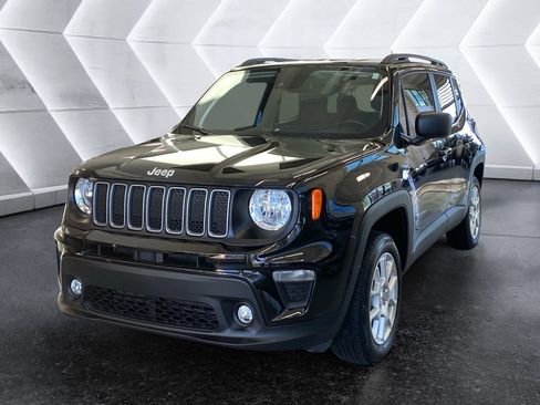 Used 2023 Jeep Renegade Latitude w/ Premium Group image 3