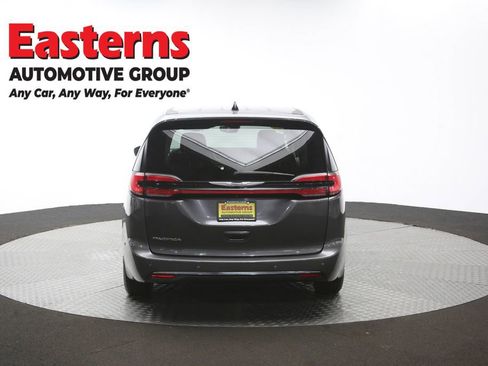 Used 2023 Chrysler Pacifica Touring-L FWD image 38
