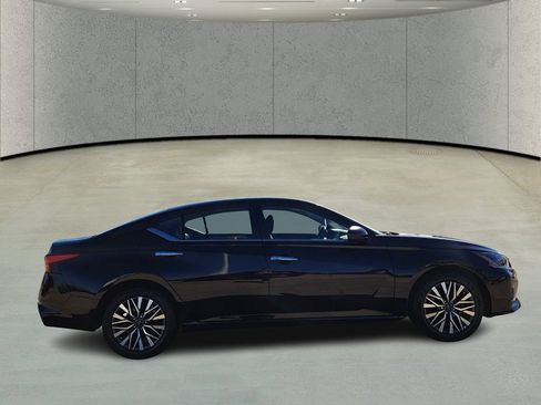 Used 2025 Nissan Altima 2.5 SV image 4