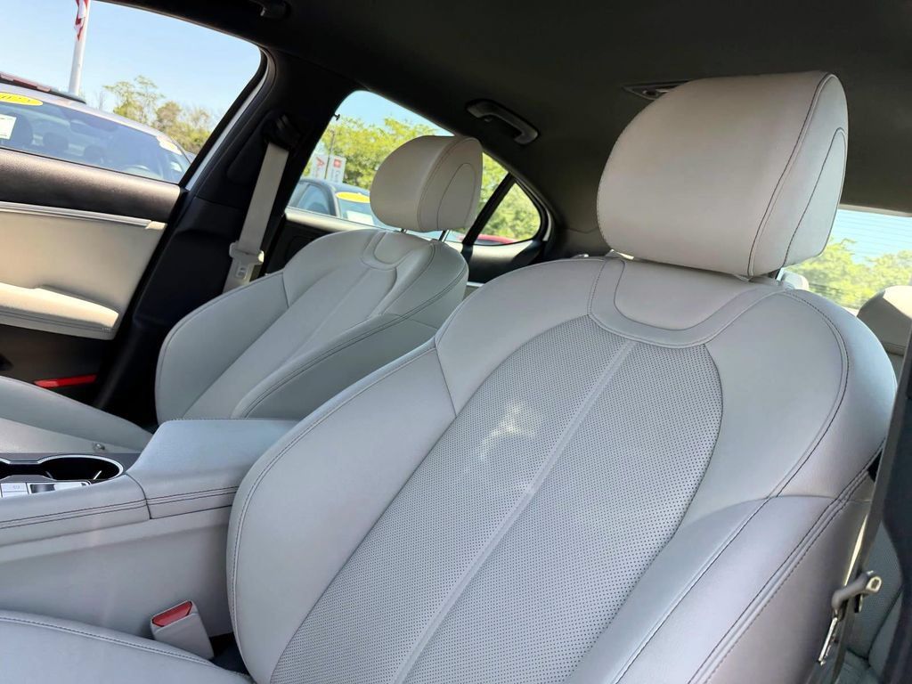 Certified 2025 Genesis G70 2.5T AWD/4WD image 18