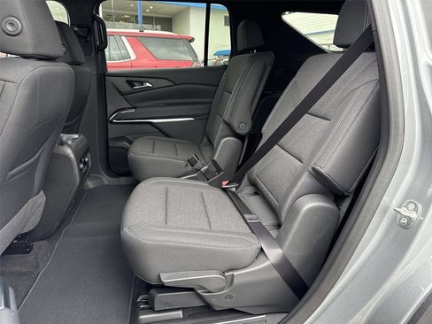 Used 2025 Chevrolet Traverse LT FWD image 17