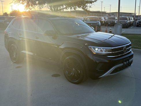 Used 2023 Volkswagen Atlas SE w/ Black Wheel Package image 2