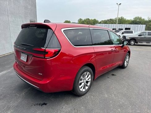 Used 2027 Chrysler Pacifica Select AWD/4WD image 12