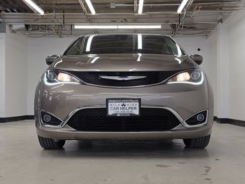 Used 2017 Chrysler Pacifica Touring Plus w/ Tire & Wheel Group FWD image 3