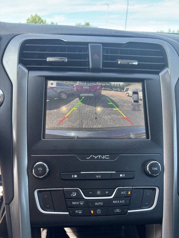 Used 2019 Ford Fusion SE FWD image 5