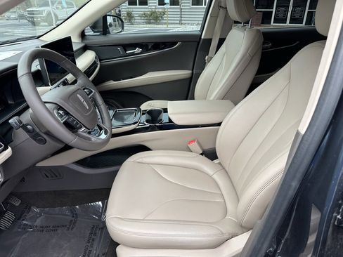 Used 2022 Lincoln Nautilus FWD w/ Premium Package image 11