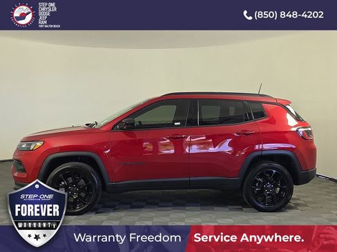 Used 2025 Jeep Compass Latitude w/ Altitude Special Edition AWD/4WD image 4