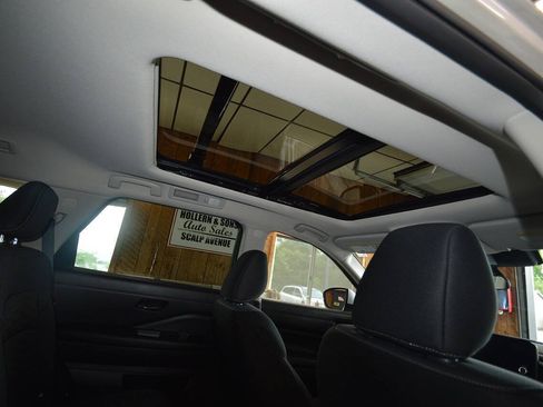 Used 2025 Nissan Pathfinder SV w/ SV Premium Package AWD/4WD image 15