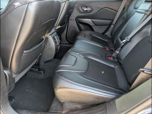 Used 2019 Jeep Cherokee Latitude Plus FWD image 10