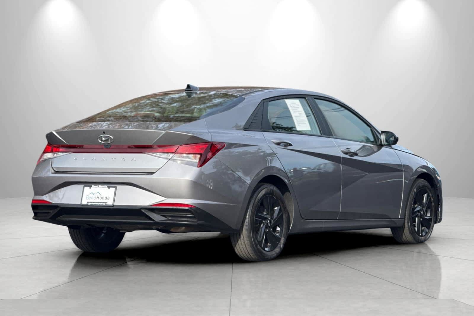 Used 2023 Hyundai Elantra SEL FWD image 2