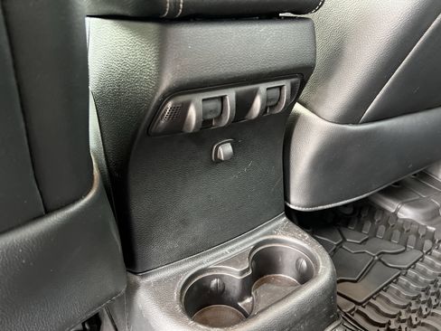 Used 2016 Jeep Wrangler Unlimited Rubicon image 12