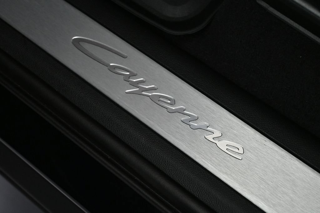 Used 2026 Porsche Cayenne AWD/4WD image 32