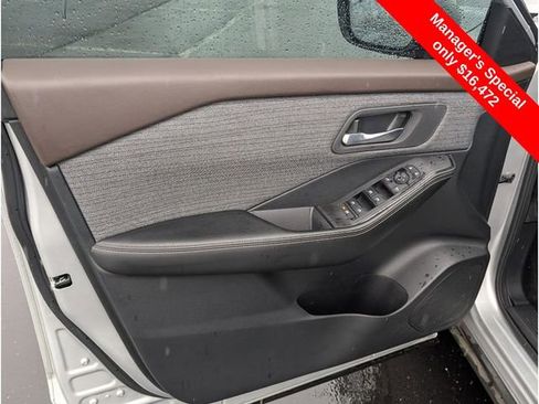 Used 2021 Nissan Rogue SV image 14