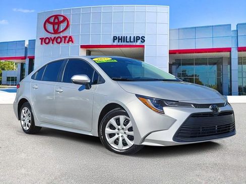 Used 2025 Toyota Corolla LE image 1