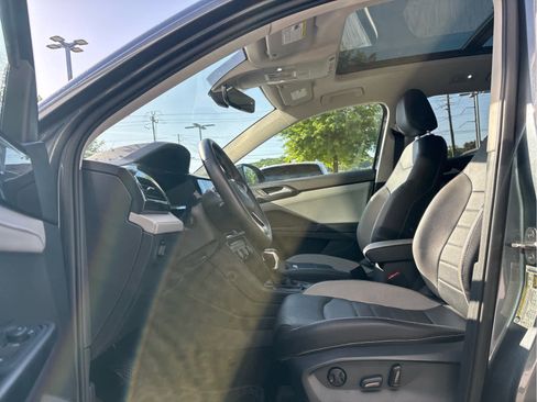 Used 2022 Volkswagen Taos SEL w/ Panoramic Sunroof Package AWD/4WD image 17