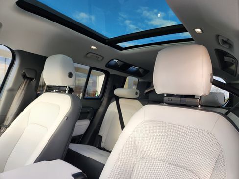 New 2026 Land Rover Defender 110 X-Dynamic SE image 10