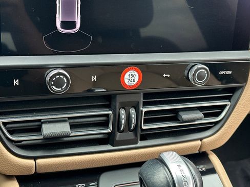 Used 2023 Porsche Macan image 25