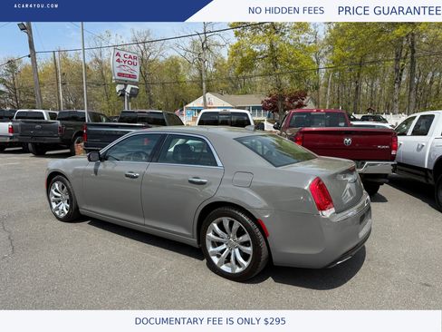 Used 2018 Chrysler 300 Limited RWD image 3