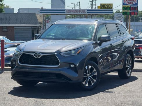 Used 2021 Toyota Highlander XLE AWD/4WD image 9