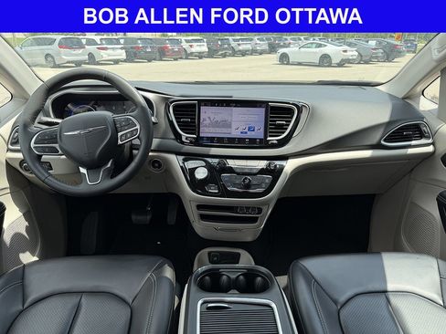 Used 2023 Chrysler Pacifica Touring-L FWD image 11