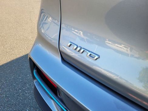 Used 2022 Kia Niro EX Premium w/ Cold Weather Package FWD image 6