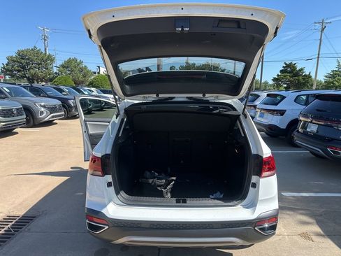 Used 2022 Volkswagen Taos SE FWD image 14