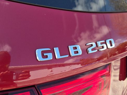 Used 2021 Mercedes-Benz GLB 250 4MATIC w/ Premium Package image 7