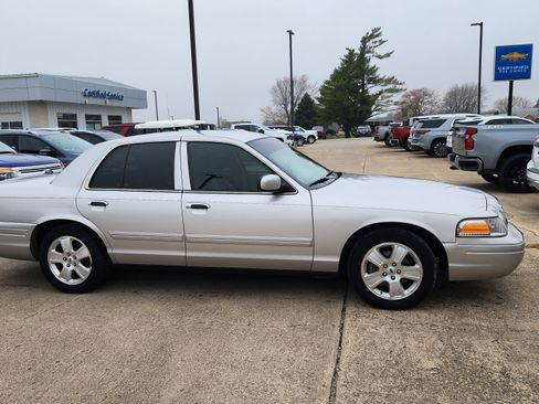 Used 2011 Ford Crown Victoria LX w/ Comfort Appearance Pkg image 4