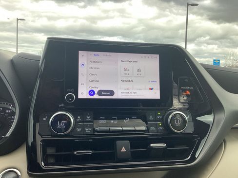 Used 2023 Toyota Highlander XLE image 17