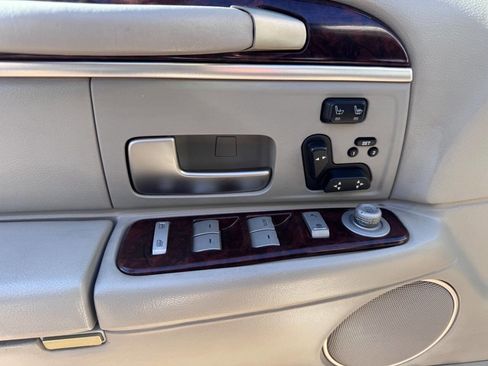 Used 2011 Lincoln Town Car Signature Limited image 15