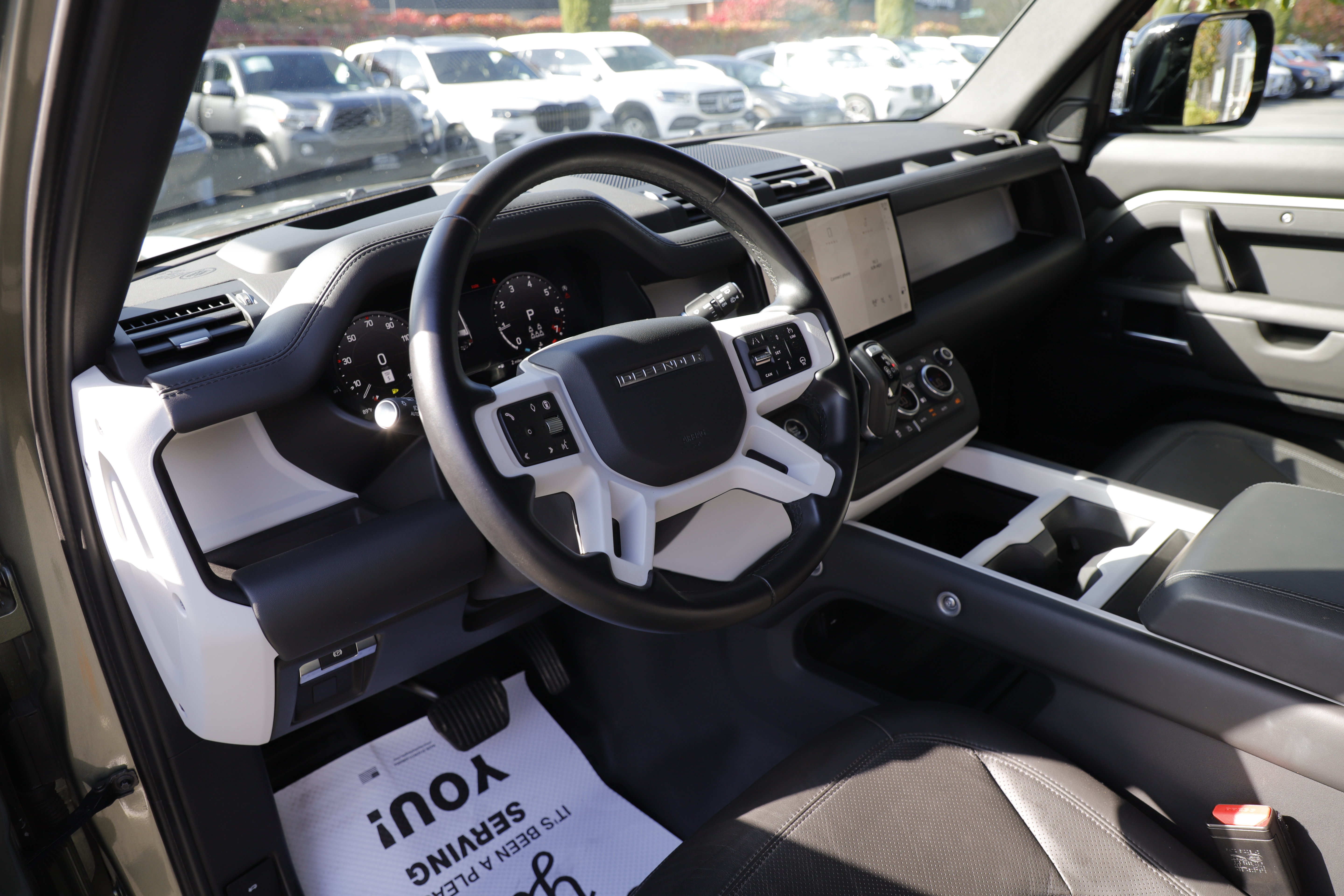 Used 2025 Land Rover Defender 130 X-Dynamic SE AWD/4WD image 18