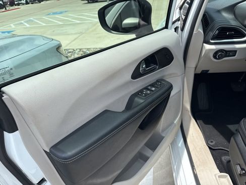 Used 2023 Chrysler Pacifica Touring-L AWD/4WD image 9