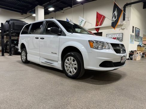 Used 2019 Dodge Grand Caravan SE FWD image 4