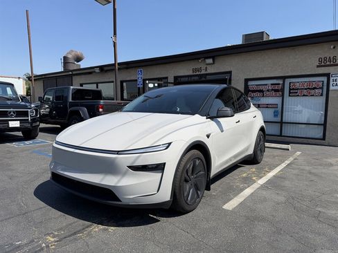 Used 2026 Tesla Model Y AWD image 1