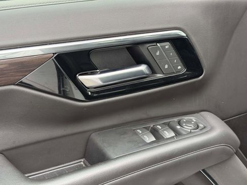 Used 2025 Chevrolet Suburban LT image 4