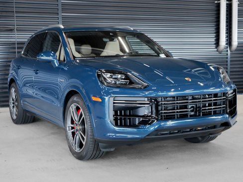 Used 2024 Porsche Cayenne Turbo AWD/4WD image 9