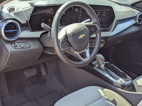 Used 2025 Chevrolet Trax LT w/ LT Convenience Package FWD image 16