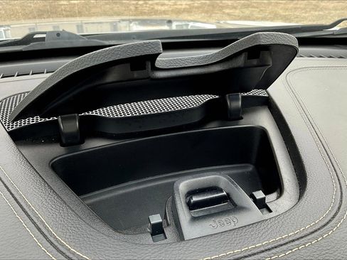 Used 2017 Jeep Cherokee Sport image 35